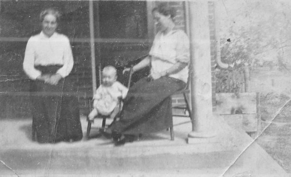 Mary Heitzner, Helen Murphy (1), Nellie (Heitzner) Murphy 1915